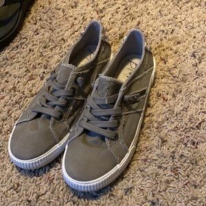 Brand new never worn blowfish shoes